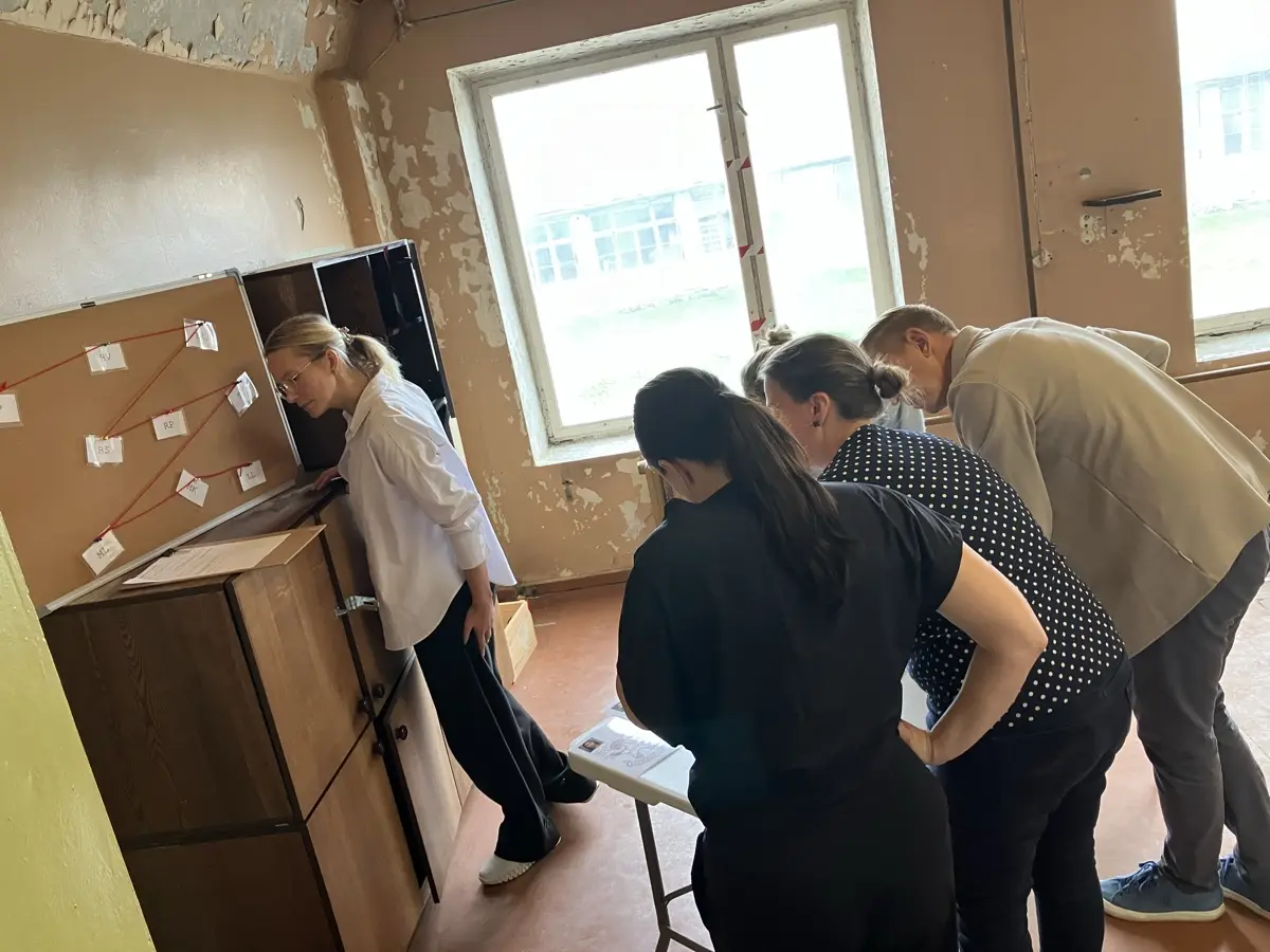 Osalejad uurivad seinale kinnitatud vihjeid vanas tööstushoones